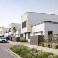 Na severovýchodě se nachází deset samostatně stojících vil. 