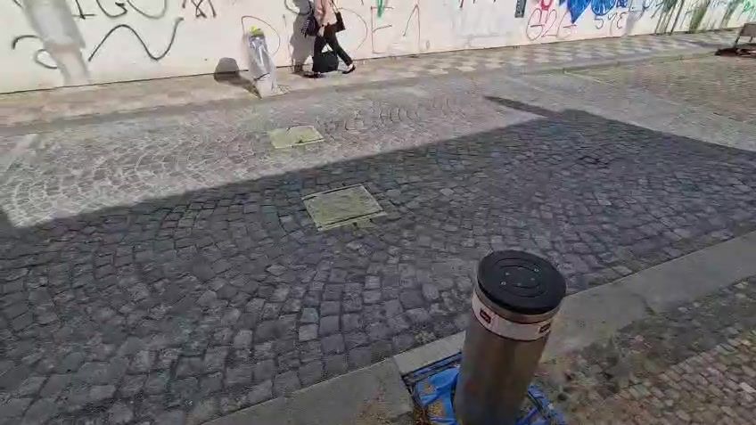 Nové dopravní sloupky na Malé Straně mají nepovolaným autům zabránit ve vjezdu na Kampu či ke Karlovu mostu