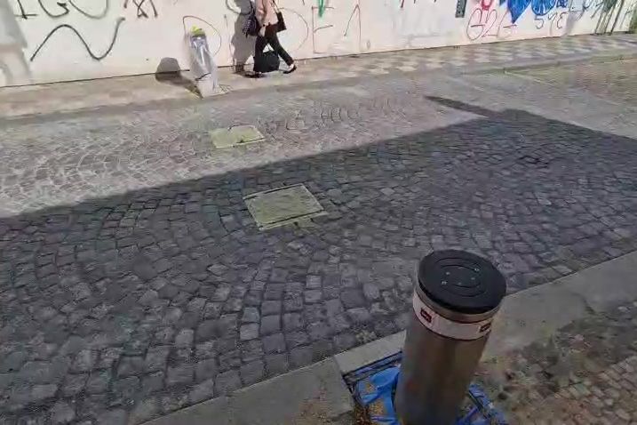 Nové dopravní sloupky na Malé Straně mají nepovolaným autům zabránit ve vjezdu na Kampu či ke Karlovu mostu