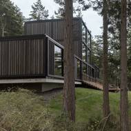 Kontury jednotlivých bloků působí roztomile. Divákovi se nemůže nevybavit dětská stavebnice.