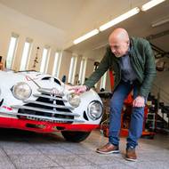 Designér Daniel Petr převedl do moderní podoby klasickou masku i výrazné blatníky.