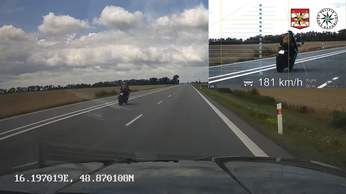 Motorkář se kolem policistů u Znojma prohnal rychlostí 181 km/h a ujížděl přes plné čáry