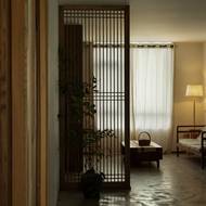 Obývací část je zařízena v přírodních tónech.