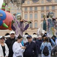 Pro turisty byly loutky zpestřením návštěvy Prahy.