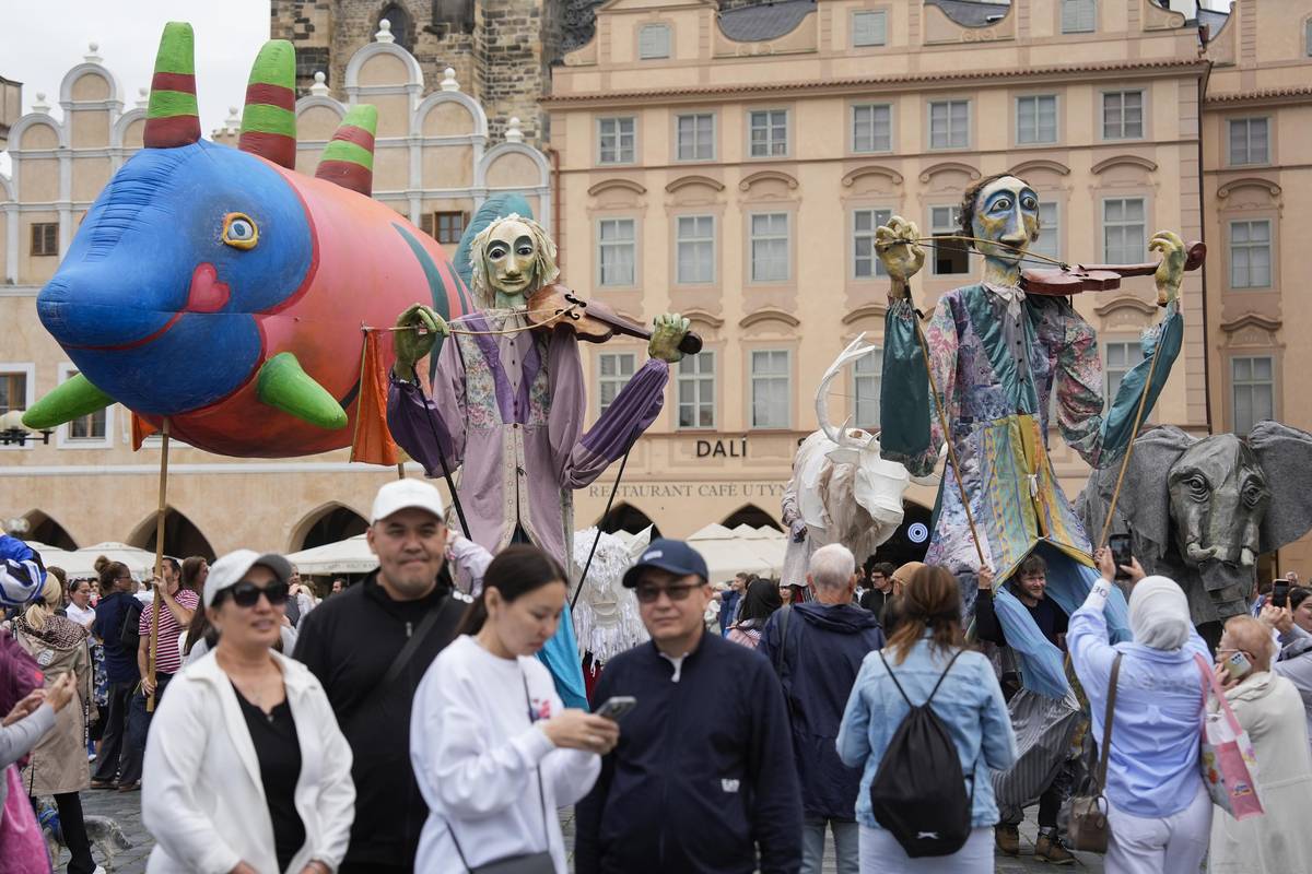 Pro turisty byly loutky zpestřením návštěvy Prahy.