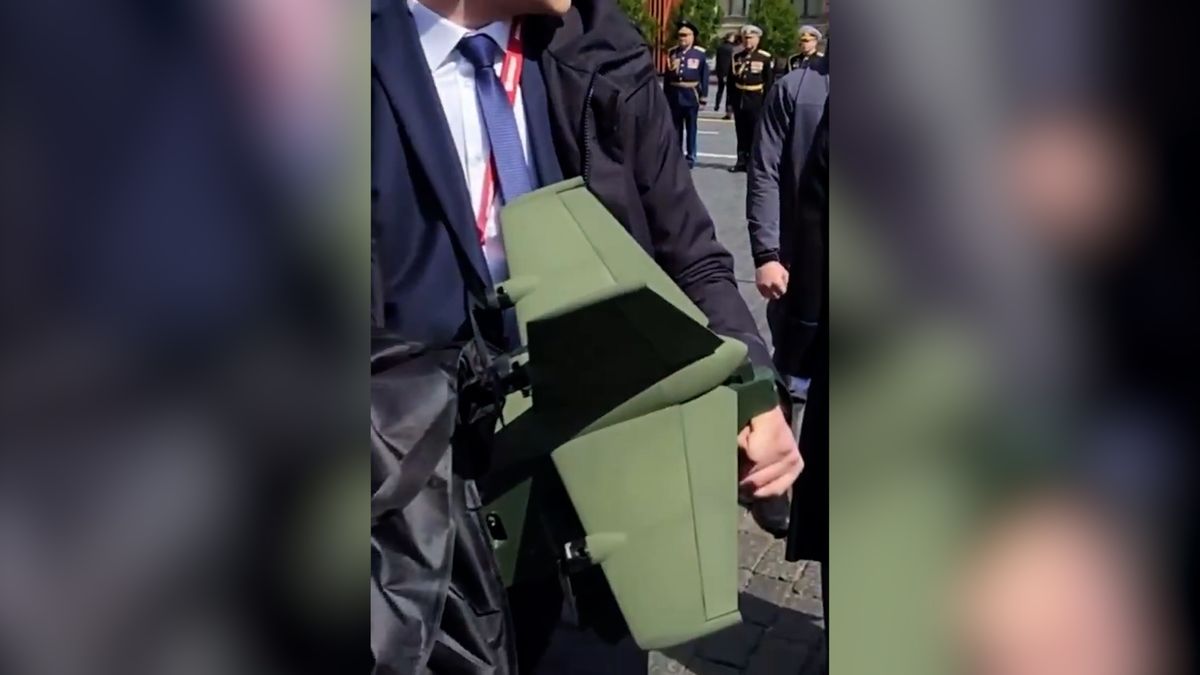Putinova ochranka nosí u sebe novou přenosnou protidronovou zbraň