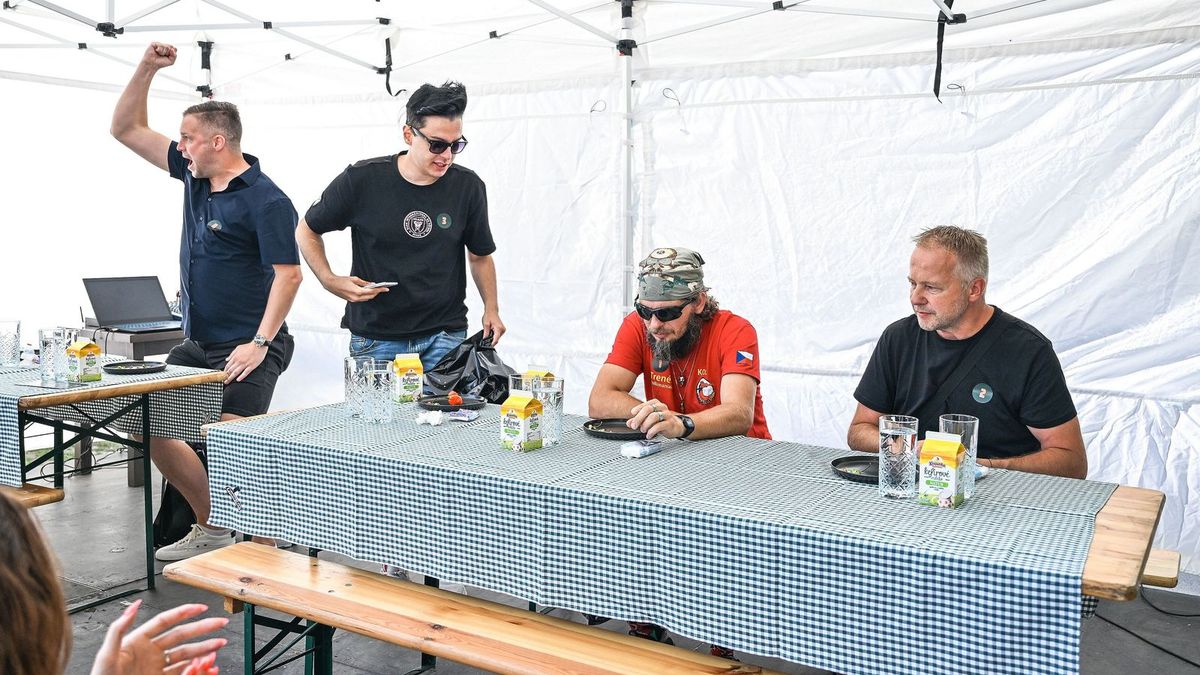 V Brně se soutěžilo v pojídání pálivých papriček. Vítěz jich zdolal šestnáct