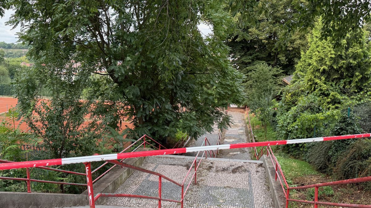 Na pražském Albertově našli u cesty dvě mrtvoly
