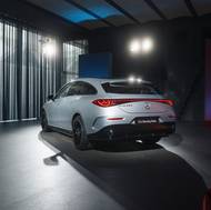 Záď ještě opticky rozšiřují spojené svítilny.