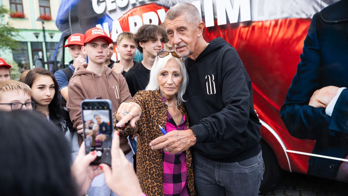 Ve zběsilém tempu mobilizuje proti Praze. Babiše na mítincích vítají jako spasitele