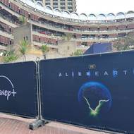 Premiéra seriálu se odehrávala v bloku, kde běžně lidé žijí.