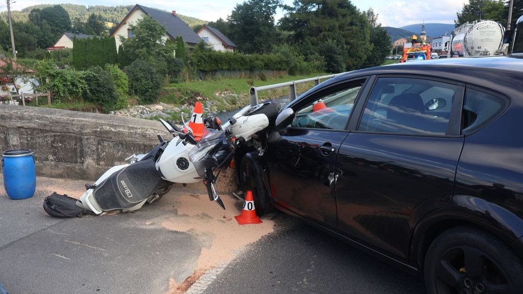 Mladík na Jesenicku smetl autem motorkáře