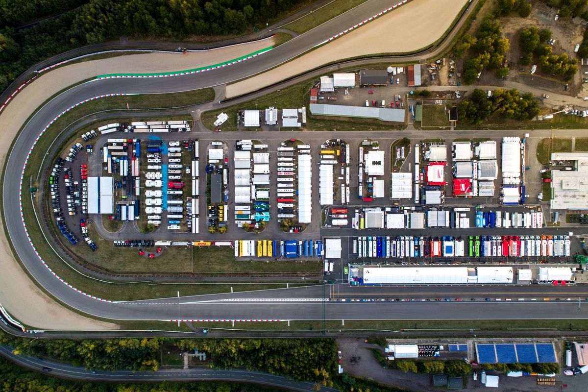 Déšť vyřadil ze hry největší parkoviště pro Grand Prix