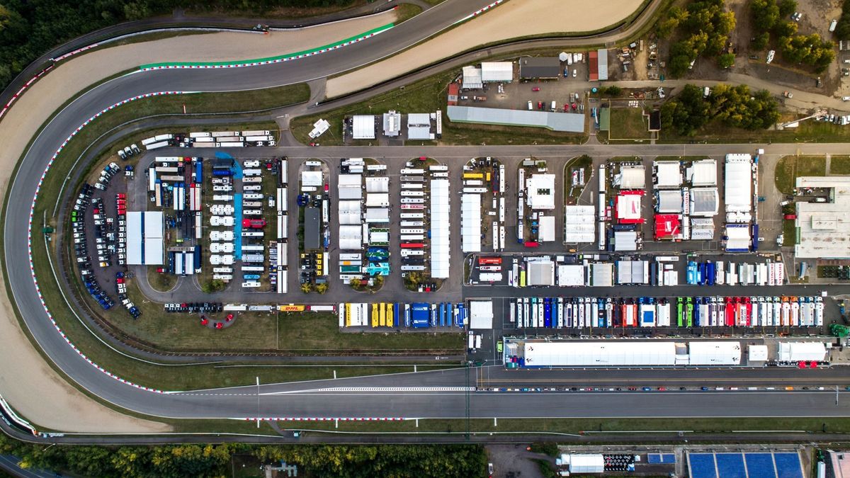Déšť vyřadil ze hry největší parkoviště pro Grand Prix