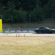 Místy se kolona zrychlovala na 50-70 km/h, ale před zúžením zase zpomalovala.