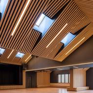 Sokolovna slouží jako multifunkční sál. 