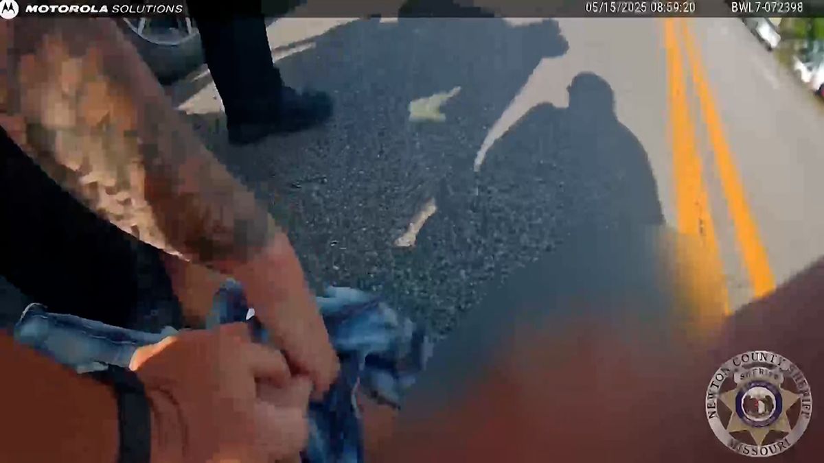 Všímavý policista v USA zachránil muže, který za volantem dostal infarkt