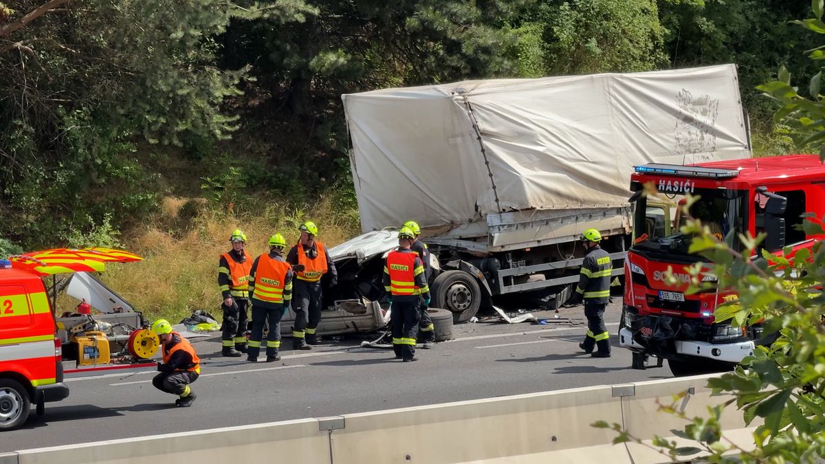 Vážná nehoda dvou náklaďáků zastavila dálnici D5 u Prahy