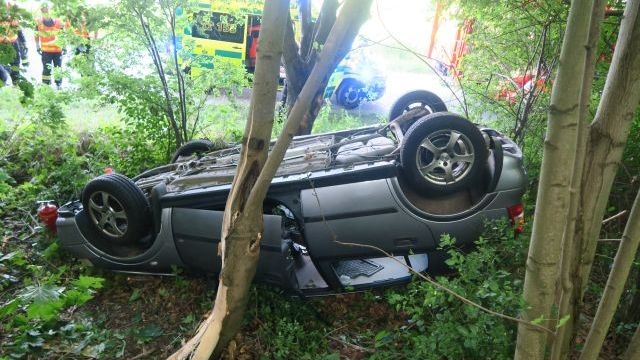 Auto na Prostějovsku skončilo za zatáčkou na střeše v křoví, řidička zřejmě nezvládla rychlost