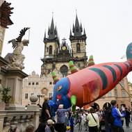 Nafukovací ryba byla ovládaná dvěma loutkoherci.