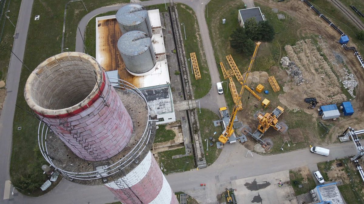 Z dukovanské elektrárny postupně zmizí dominantní stometrový komín