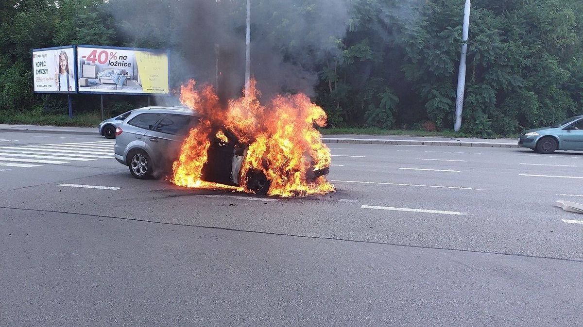 Na velkém městském okruhu v Brně shořelo auto