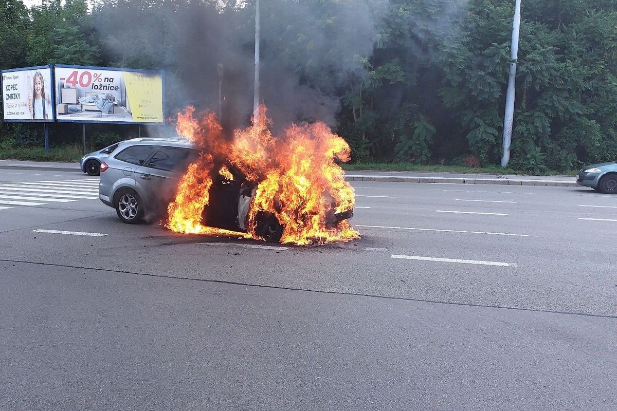 Na velkém městském okruhu v Brně shořelo auto