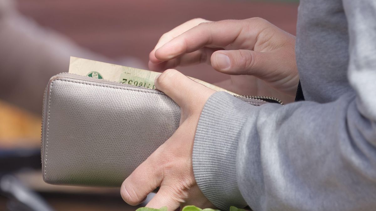 Přibývá lidí, kteří nezvládají splácet životní náklady a dluhy