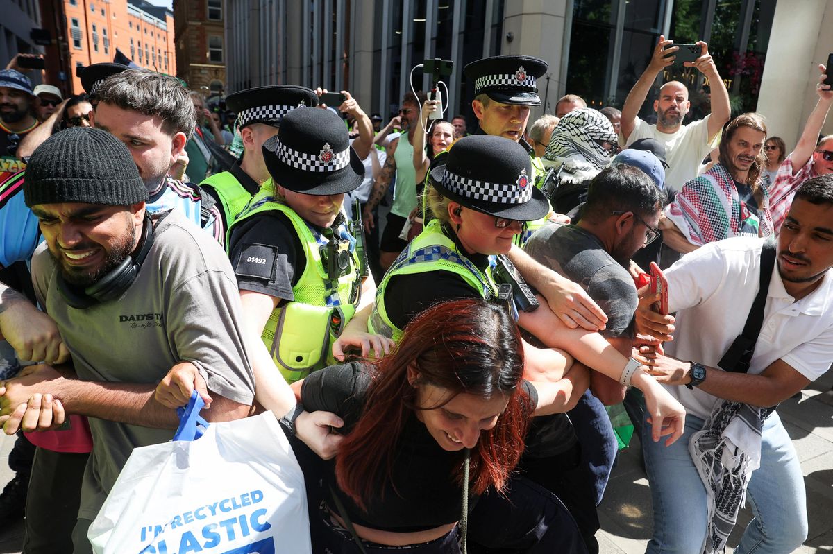 Britská policie zatkla při protestech na podporu Palestine Action 70 lidí