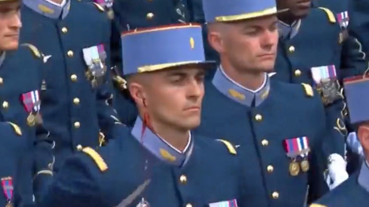 Voják si při přehlídce na Champs-Élysées poranil mečem ucho, až mu krev tekla na uniformu