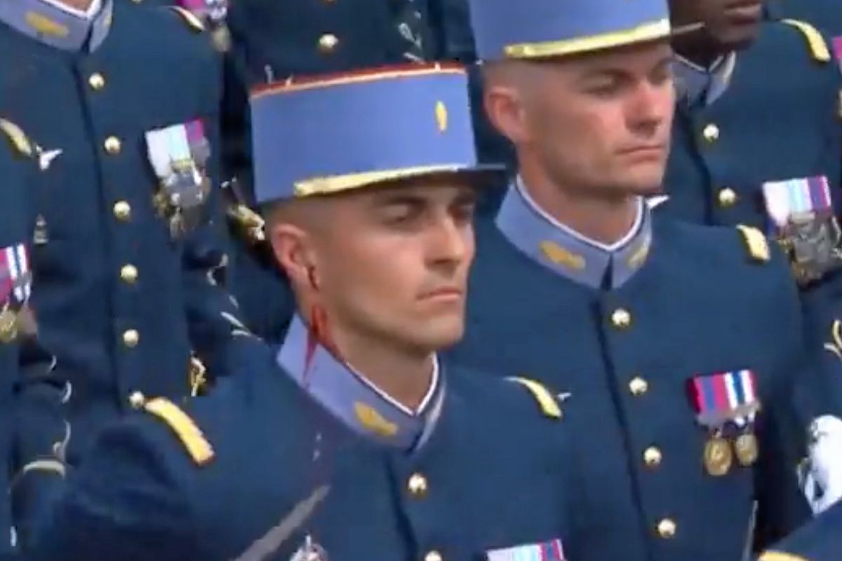 Voják si při přehlídce na Champs-Élysées poranil mečem ucho, až mu krev tekla na uniformu