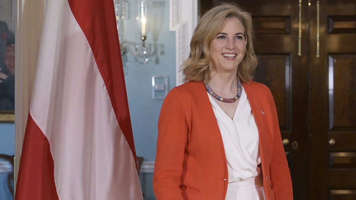 Rakouská ministryně zahraničí: Jsem připravena debatovat o vstupu do NATO