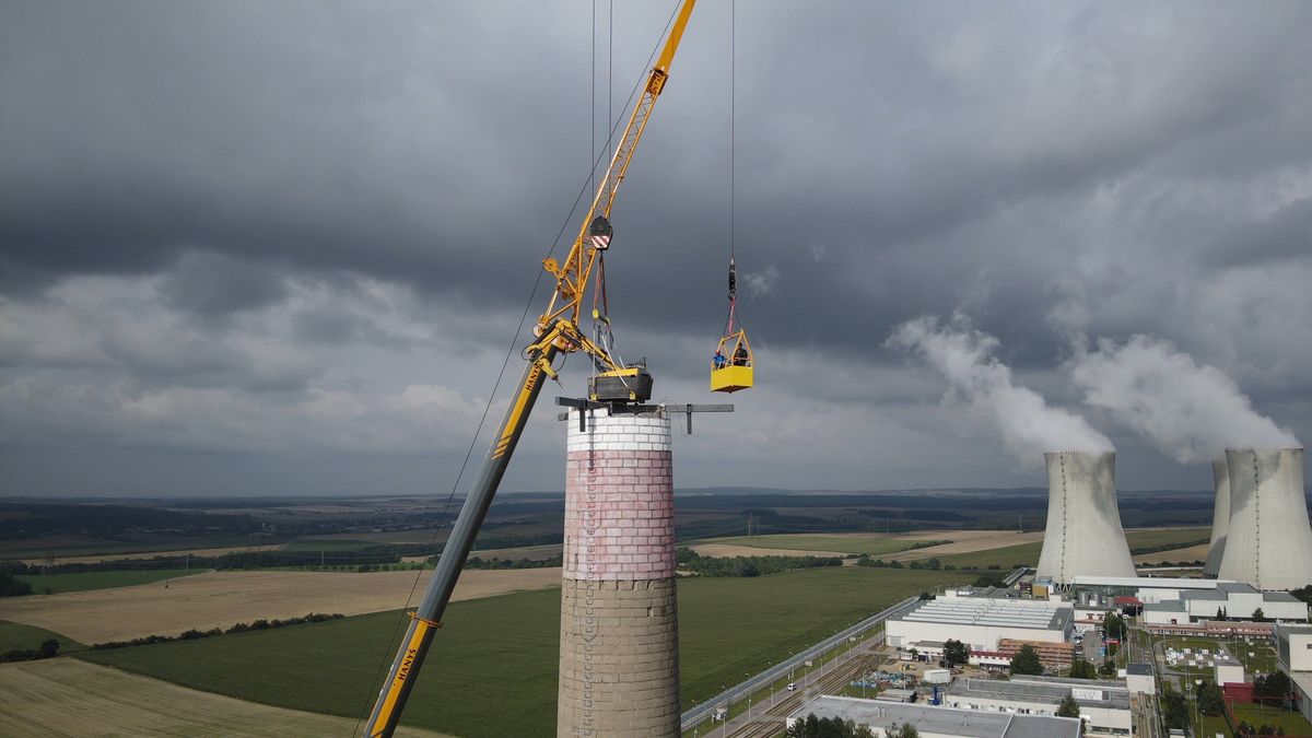 Demolice stometrového komínu v Jaderné elektrárně Dukovany začala