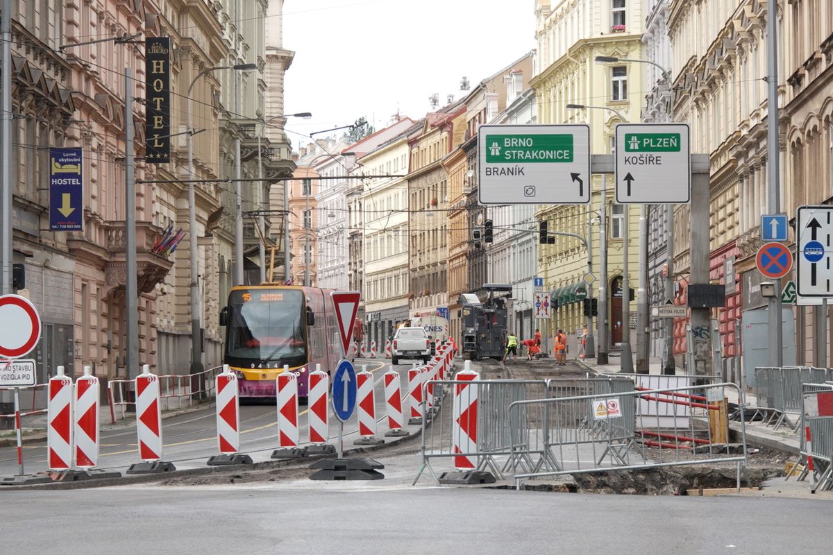 Plzeňská ulice v Praze 5 je kvůli opravám uzavřena pro auta a autobusy. Někteří řidiči ale zákaz vjezdu ignorují