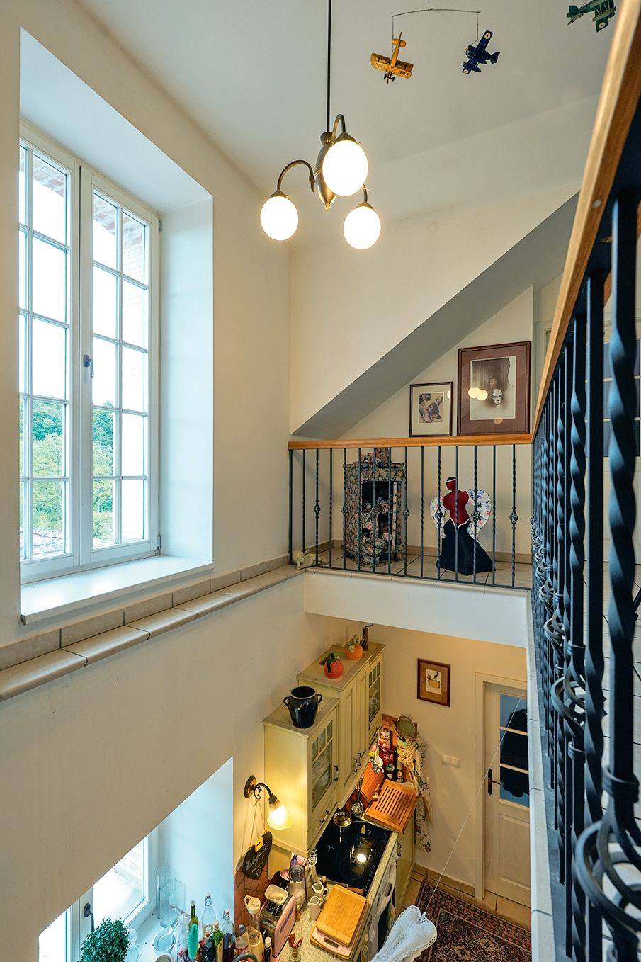 Nad linkou je ochoz pouštějící do prostoru denní světlo z okna, jehož mytí si žádá jistou odvahu. Zábradlí je opravdu kovaný originál! Křídlo se stěhovalo po schodech, ale zábradlí museli uříznout…