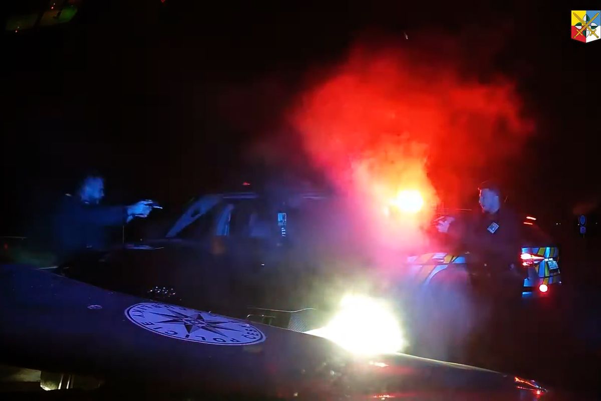 Mladík v jeepu sveřepě ujížděl ze Sázavy do Prahy i po nárazech do policejních aut