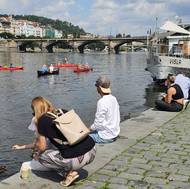 Posezení přímo na zemi na náplavce je tu oblíbené a patří k místnímu koloritu.