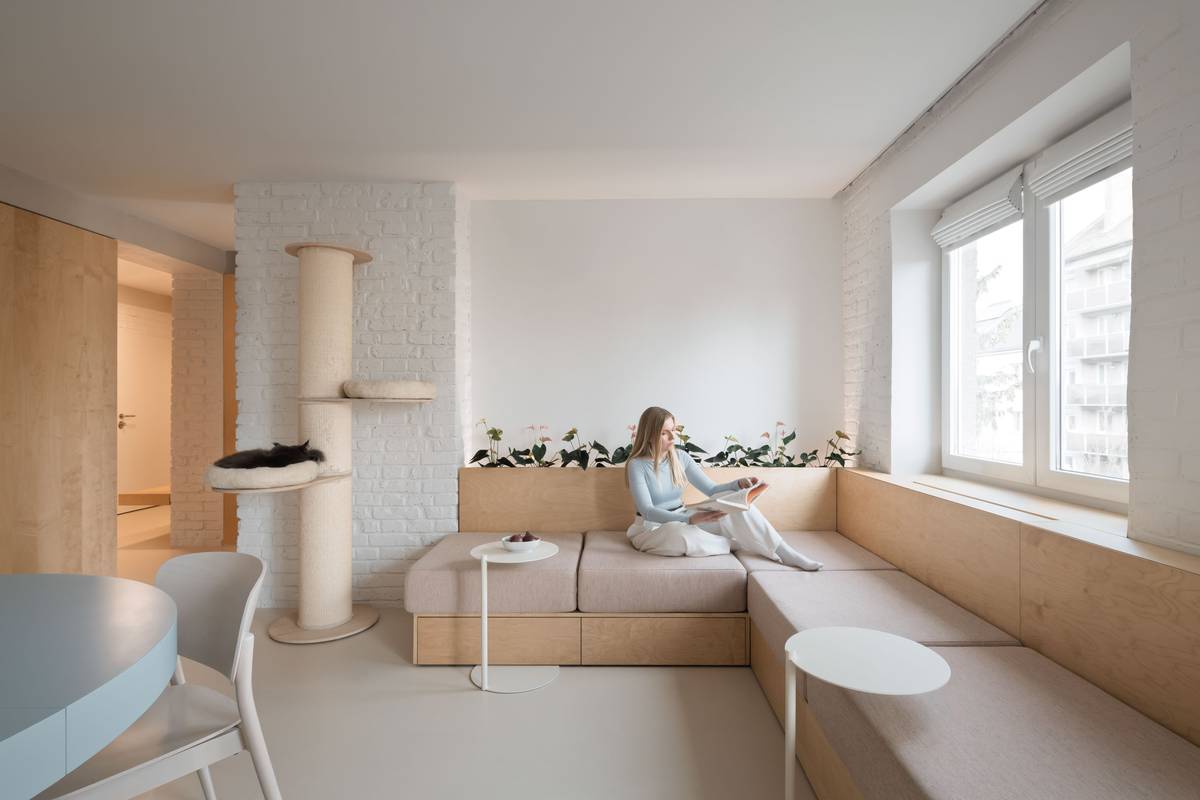 Obývací část zastupuje prostorná sedací souprava, již doplňují odkládací stolky stylově sjednocené s kočičím „stromem“.