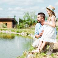 O čistotu vody v přírodním jezírku se starají filtr a čerpadlo. Její kvalitu je třeba pravidelně kontrolovat.