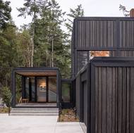 Dům je obkládán prkny z cedrového dřeva, které jsou orientovány vertikálně, ovšem ne ve stejném směru. Některé jsou kolmo k ploše fasády.