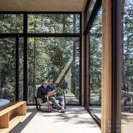 Díky velkorysému prosklení stěn má člověk pocit, jako by se ocitl uprostřed přírody.