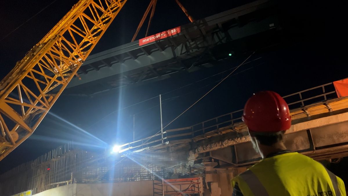 Smíchovský železniční most má novou konstrukci. Práce probíhaly v noci