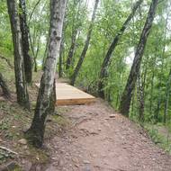 Na stezkách jsou nové lávky přes překážky.