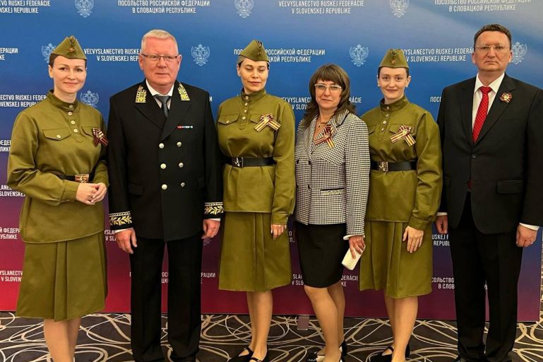 Ruská ambasáda měla recepci ve slovenském vládním hotelu, nechyběly ani svatojiřské stuhy. Kdo platil účet, není jasné