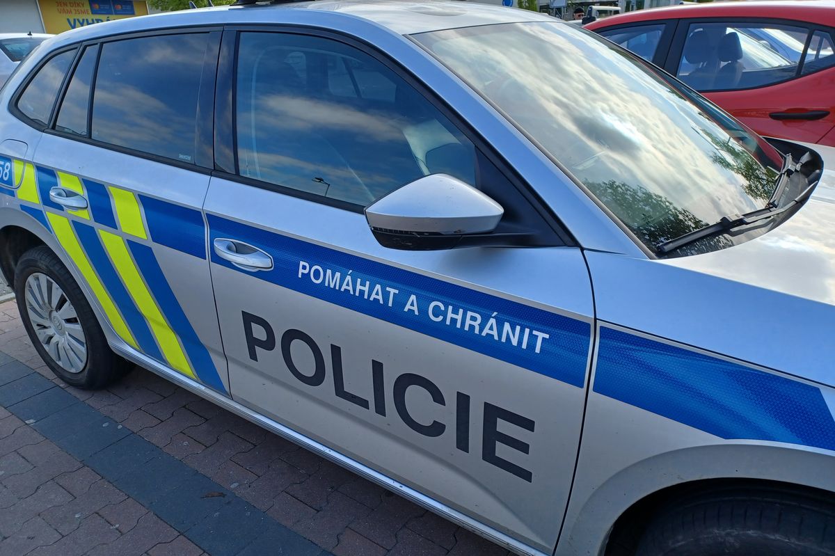 Motorkář v Krnově koukal na záchranáře u nehody. Sám havaroval