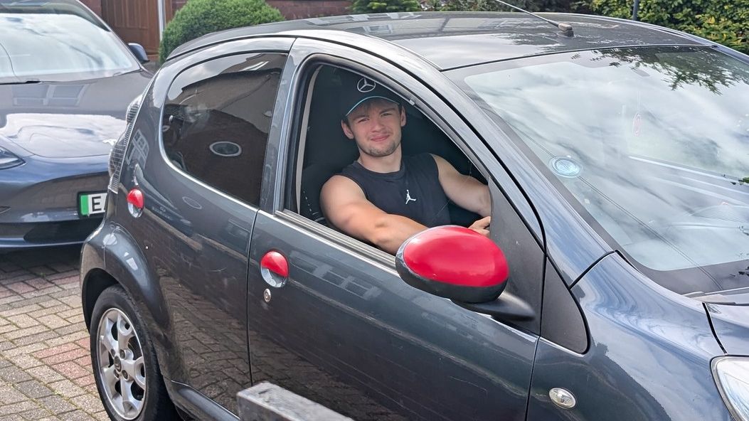 Mladík se učil řídit z videí na YouTubu, zkoušku složil napoprvé