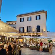 Za hradbami jsou malebné restaurace s venkovním posezením.