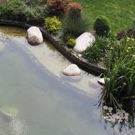 S výběrem zahradního jezírka na míru a s instalací biologicko-mechanického filtru, včetně čerpadla a dalších technologií poradí specializovaná firma.