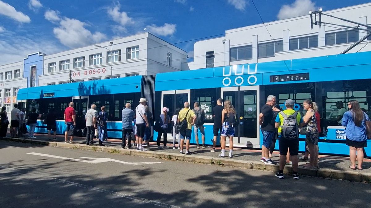 Hlavní dopravní uzel v centru Ostravy je uzavřen. Lidé zmatkují