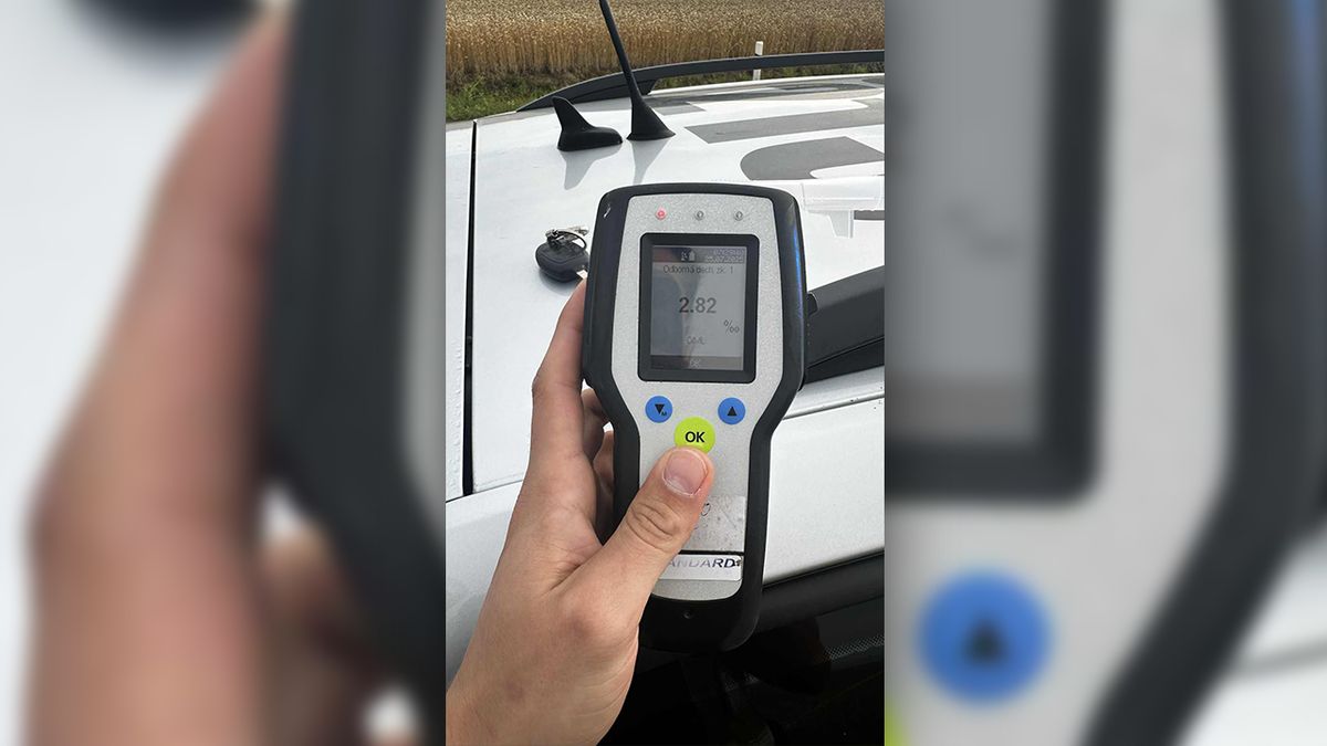 Při nehodě na Lounsku se vážně zranil motocyklista. V koloně tvořící se u nehody na policisty doslova vypadl opilý šofér